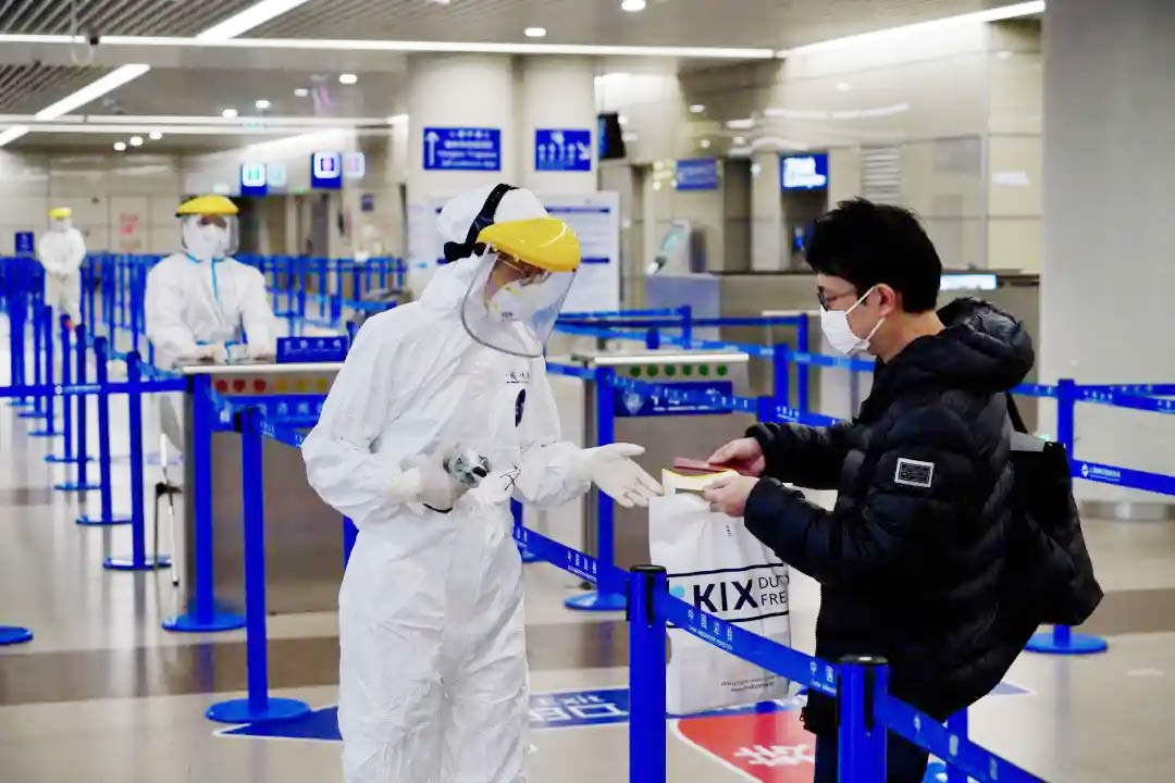 身穿誠格防護(hù)服的“守滬者” 24小時奮戰(zhàn)在浦東國際機(jī)場口岸防疫一線