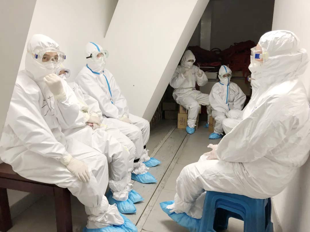 身穿誠格防護(hù)服的“守滬者” 24小時奮戰(zhàn)在浦東國際機(jī)場口岸防疫一線