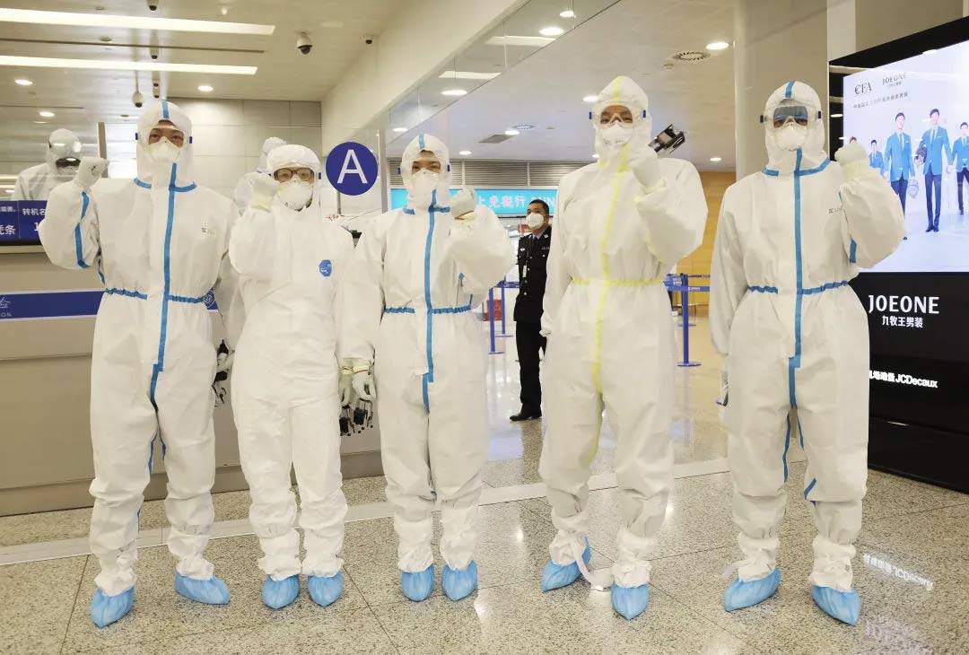 2.jpg身穿誠格防護(hù)服的“守滬者” 24小時奮戰(zhàn)在浦東國際機(jī)場口岸防疫一線