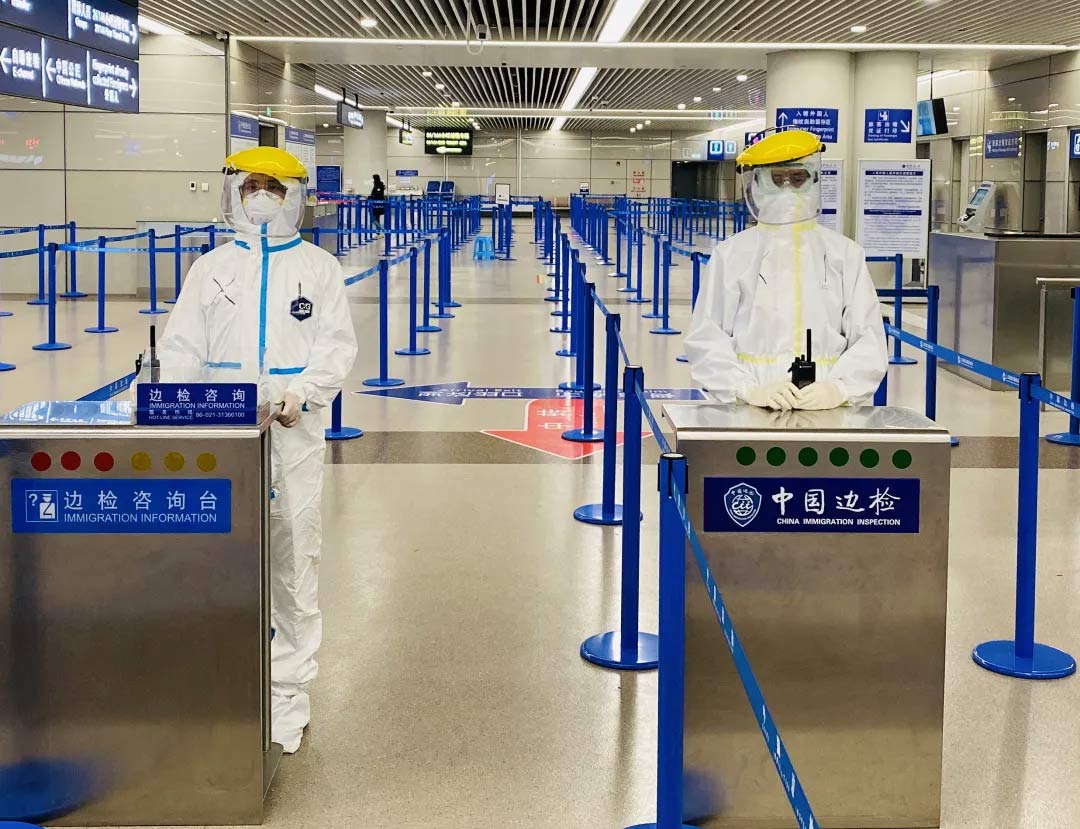 身穿誠格防護(hù)服的“守滬者” 24小時奮戰(zhàn)在浦東國際機(jī)場口岸防疫一線