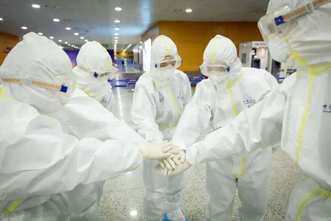 身穿誠格防護(hù)服的“守滬者” 24小時奮戰(zhàn)在浦東國際機(jī)場口岸防疫一線