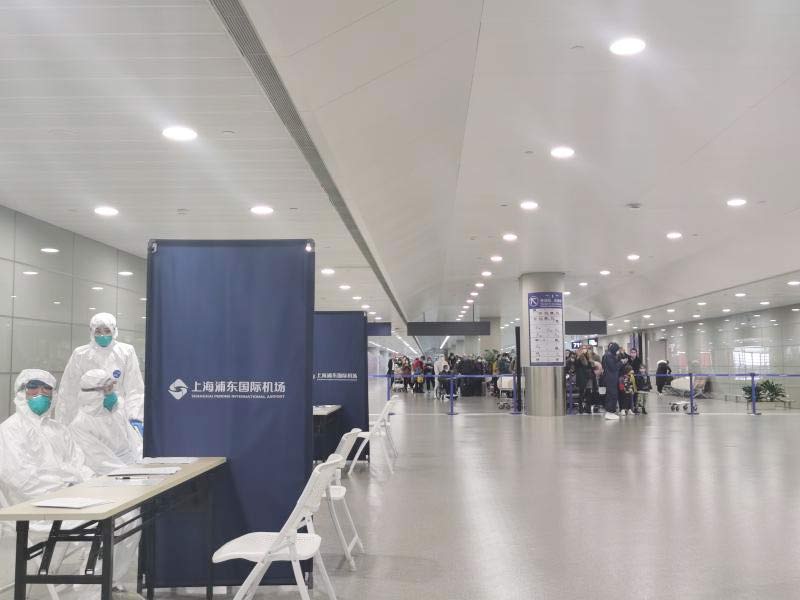 身穿誠格防護(hù)服的“守滬者” 24小時奮戰(zhàn)在浦東國際機(jī)場口岸防疫一線